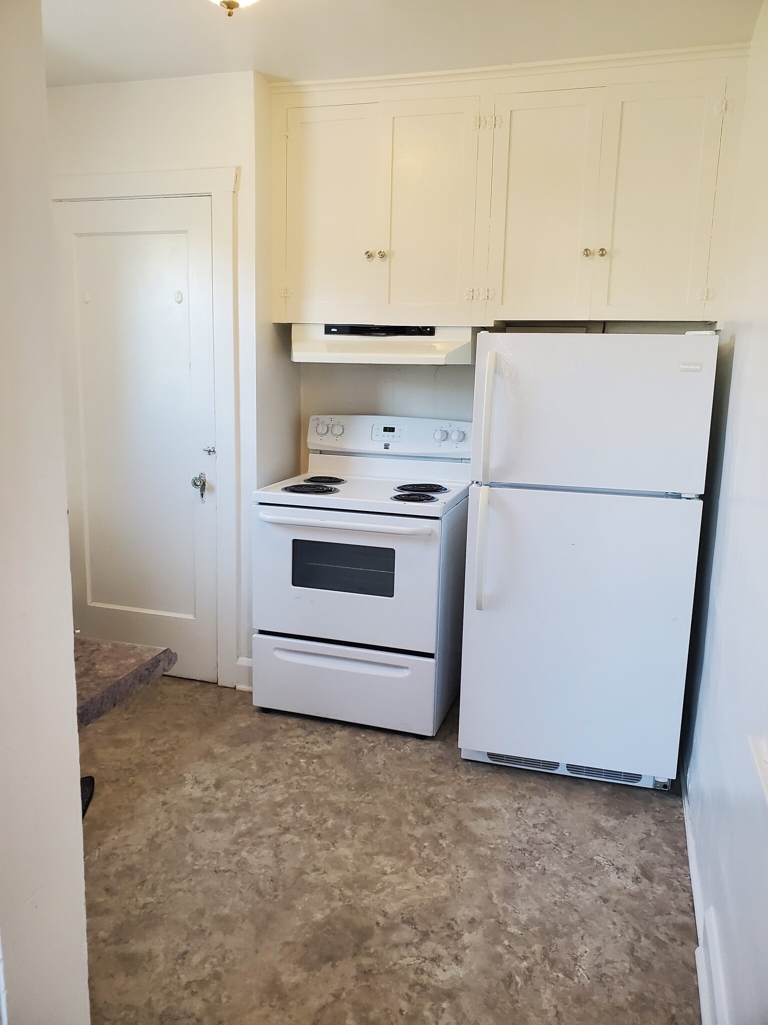 Building Photo - 806 Tieton Dr