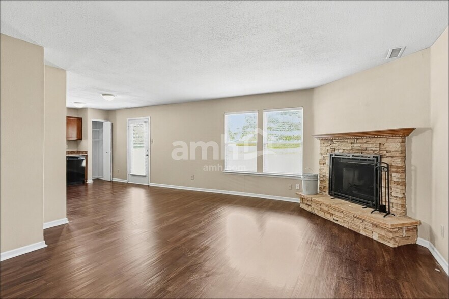Building Photo - 15080 Fawn Hollow Ln