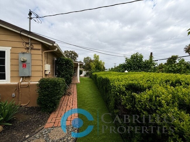 Building Photo - Your dream home awaits! - Stunning & Spacious 3bd/2ba Mt. Helix Home
