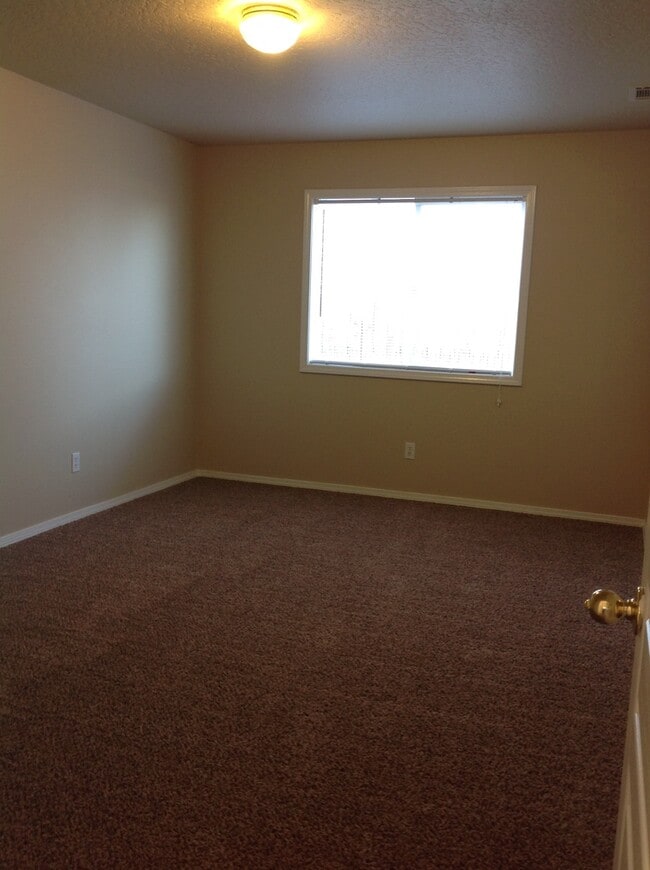 Building Photo - Fabulous location. Nice home with new carpet and paint. Living and family room.