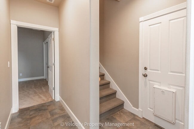 Building Photo - Awbrey Butte Home with Views!