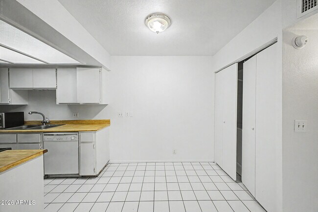 Building Photo - 2931 E Beck Ln