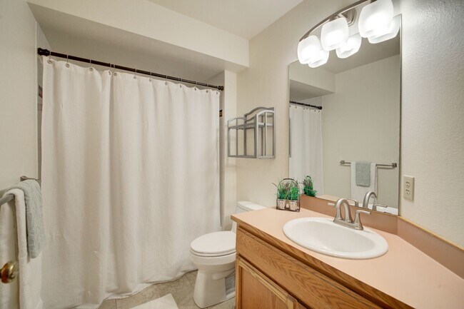 Building Photo - 5bd/3.5ba Bellevue Home
