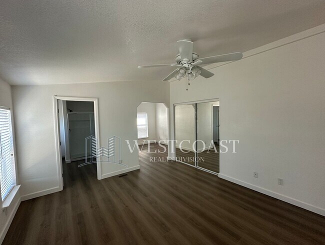 Building Photo - 41644 Valencia Way