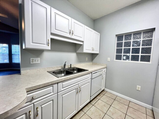 Building Photo - Charming Unit Close to the Pool!