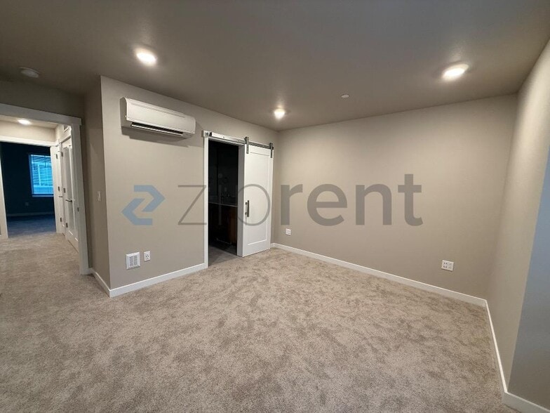Building Photo - Unit F6