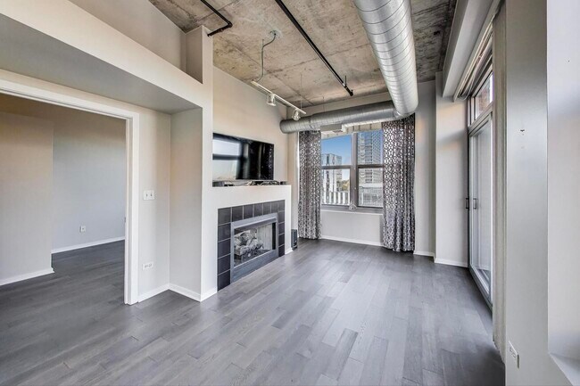 Building Photo - 933 W Van Buren St