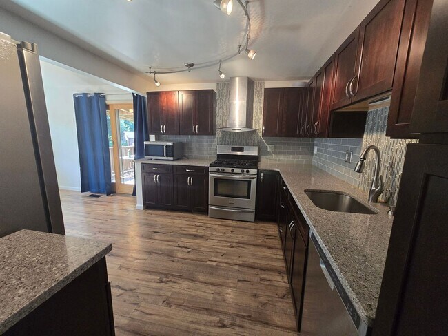 Building Photo - 104 Ridgeview Dr