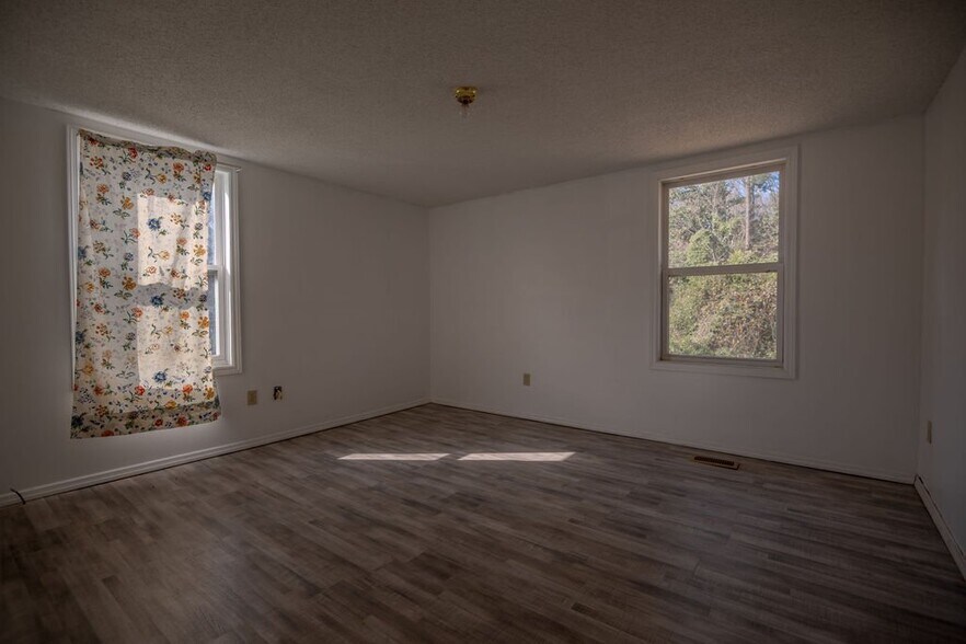 Building Photo - 806 Lakeland St