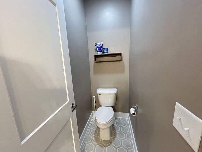 Building Photo - 2/2.5 - MODERN TOWNHOME IN THE NATIONS