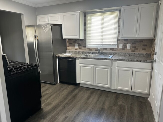 Building Photo - 3 BEDROOM HOME IN WARREN