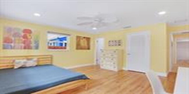 Building Photo - 721 N Lakeside Dr