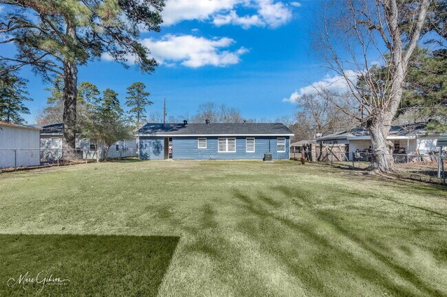 Building Photo - "Charming 3-Bedroom Retreat in Benton - Cozy 980 Sq Ft Home Awaits!"