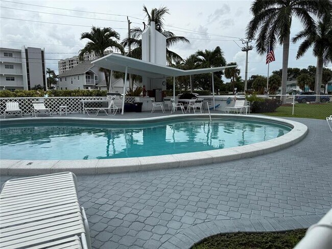 Building Photo - 1110 N Riverside Dr