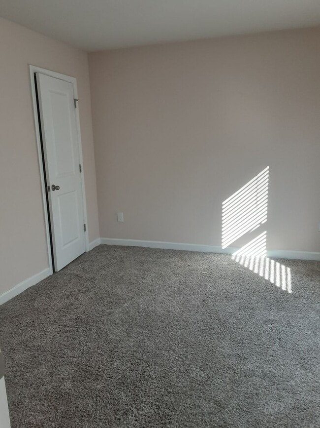 Building Photo - Don't miss out on this beautiful 5 Bedroom...