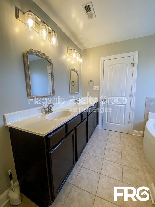 Building Photo - 203 Carew Dr