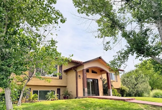Primary Photo - Huge 5 bedroom Home in Scenic Setting