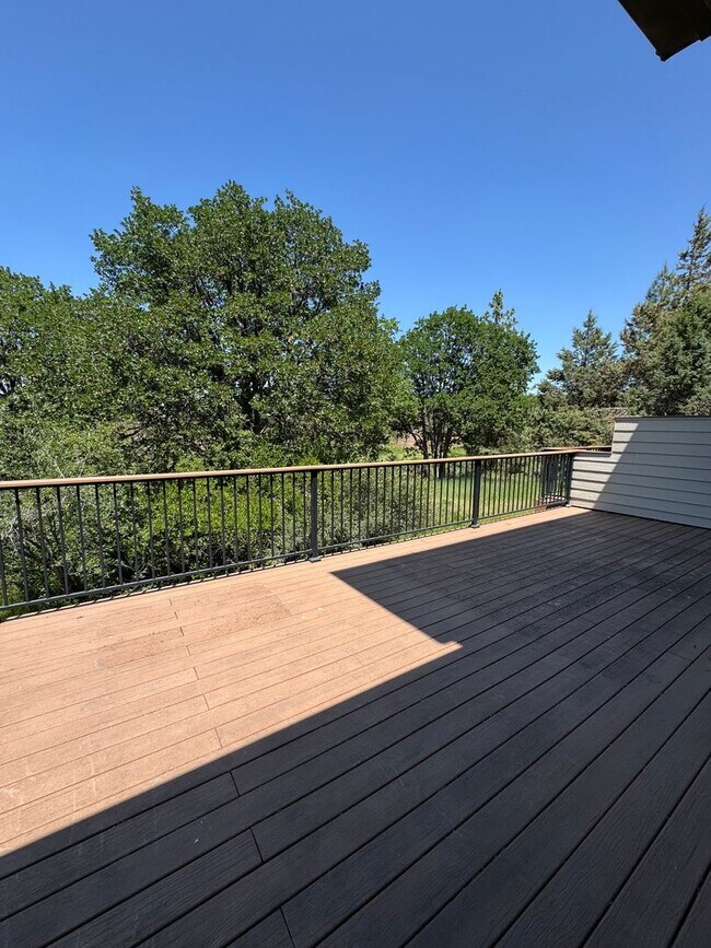 Building Photo - 3 Bed 2.5 Bath Town Home in Running Y - Ac...