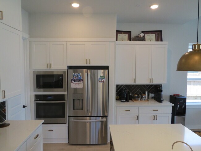 Building Photo - 404 Lariat Lp