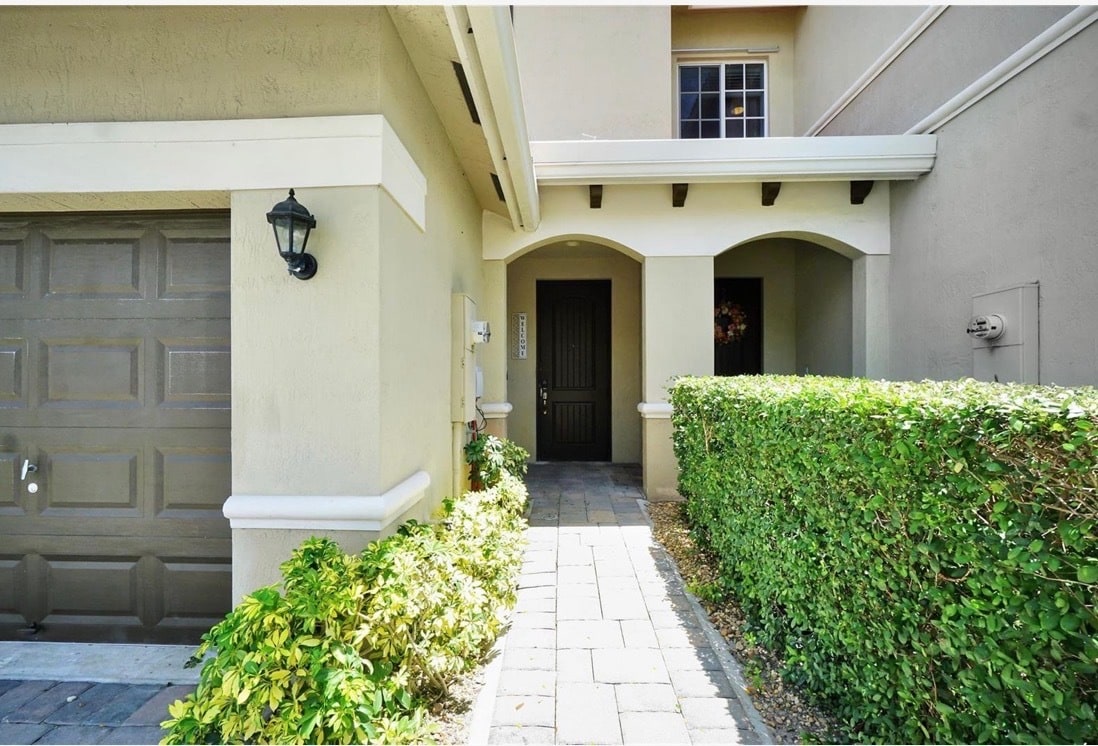 Building Photo - 378 NE 47th Pl