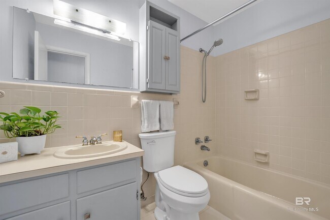 Building Photo - 252 South Dr