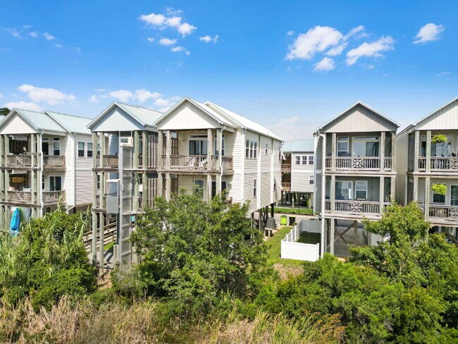 Building Photo - Coastal Comfort Awaits: Spacious 3-Bed, 3-Bath Townhouse in Surf City!