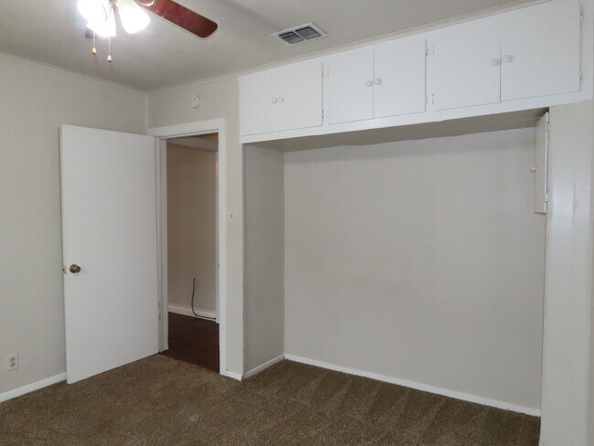 Building Photo - Charming 3 Bedroom, 2 Bath Home w/Den!