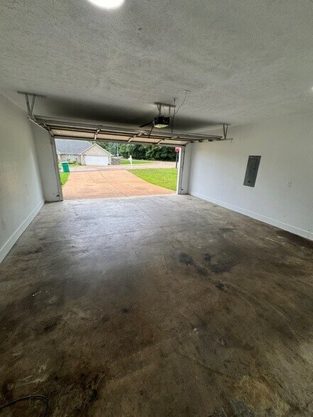 Building Photo - 5 Station Oak Dr