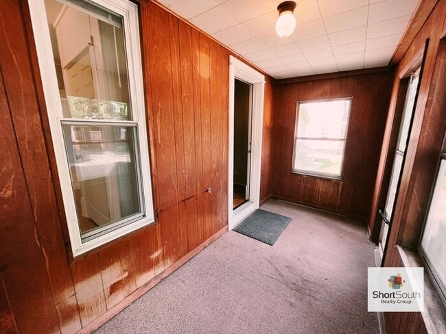 Building Photo - 3 bed 1.5 bath Single Family Home