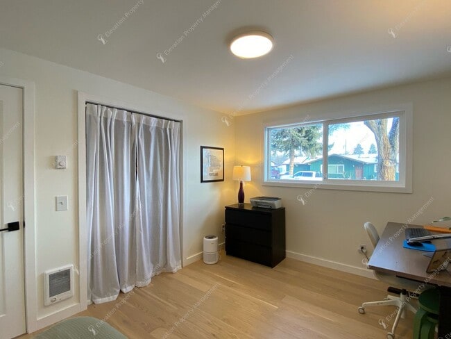 Building Photo - *Unfurnished* Charming Single-Story 3-Bedroom, 2-Bathroom Rancher with Stunning Yard