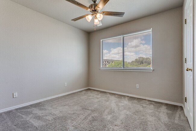 Building Photo - Welcome home to this spacious 4-bedroom, 2...
