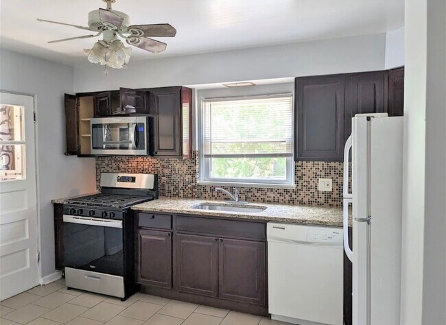 Building Photo - 5544 N Campbell Ave