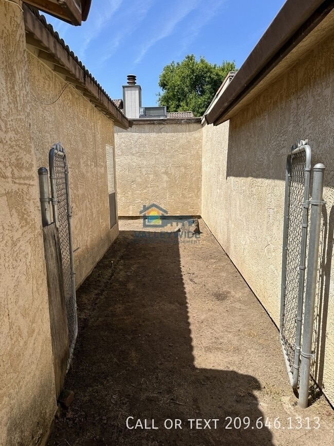 Building Photo - 541 San Vincente Ct