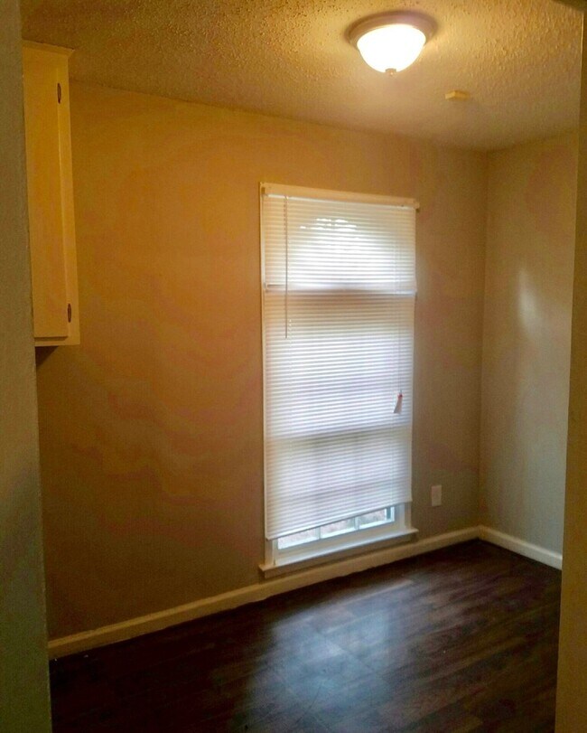 Building Photo - 4018 Strathmore Dr