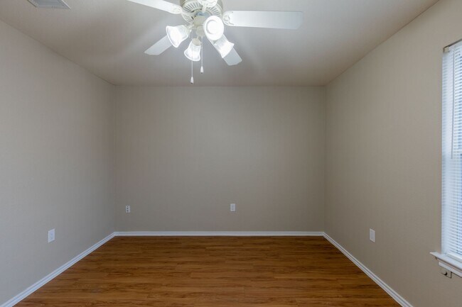 Building Photo - Charming 3BR/2.5BA Home with Spacious Back...