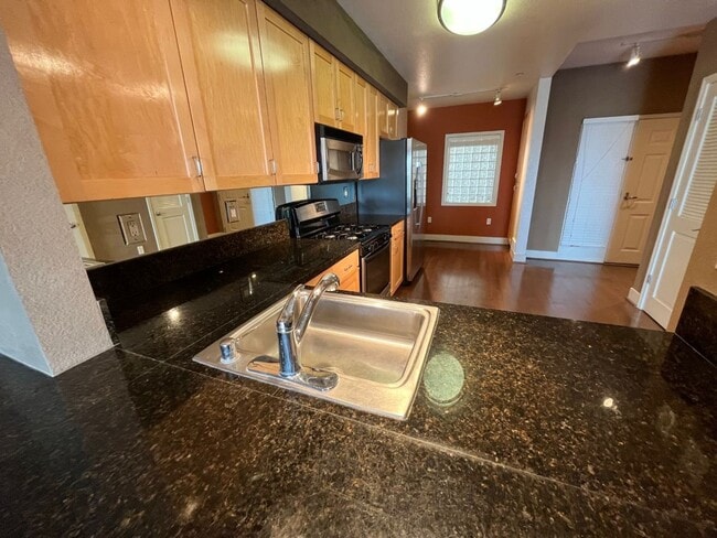 Building Photo - Two Story Two Bedroom Townhouse Unit With Sunset View Available at Bay Street Complex in Emeryvil...