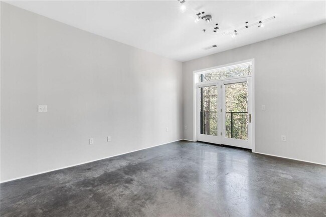 Building Photo - 560 Dutch Valley Rd NE