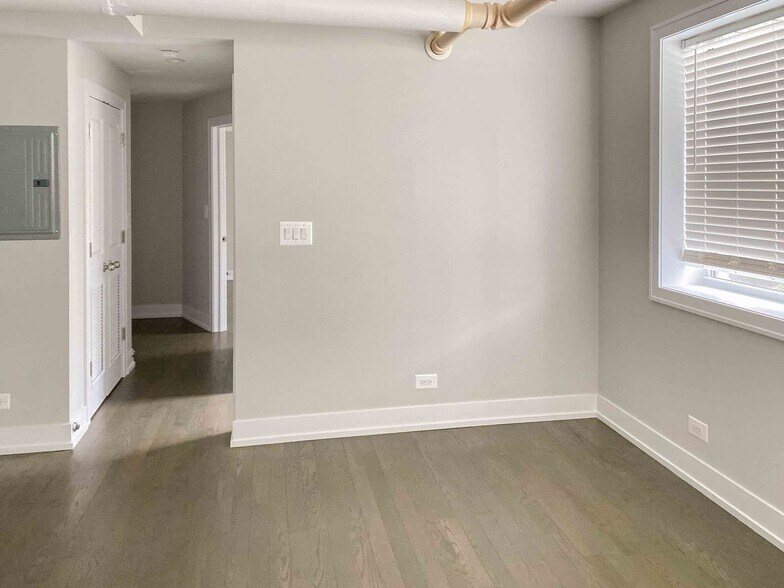 Building Photo - 5049 N Winchester Ave