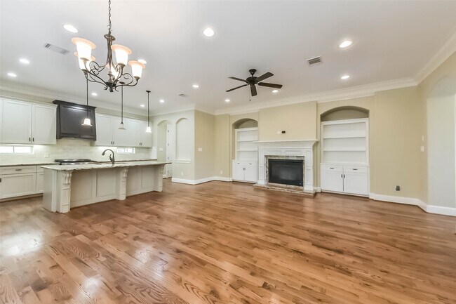 Building Photo - 1126 W 16th St