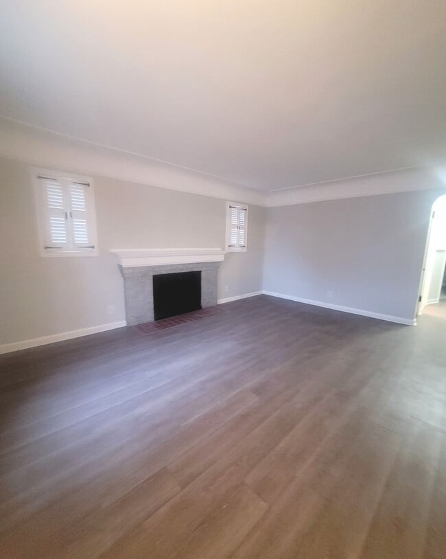 Building Photo - Beautiful 3 Bedroom bungalow in very desir...