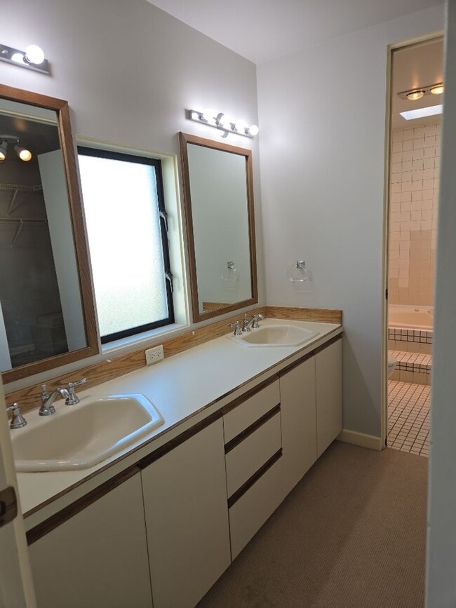 Building Photo - Spectacular View!! This top floor condo is a MUST SEE!! $500 move in credit