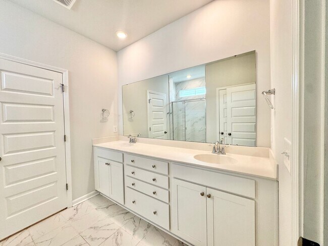 Building Photo - 5 Bedroom, 3.5 Bath Home!