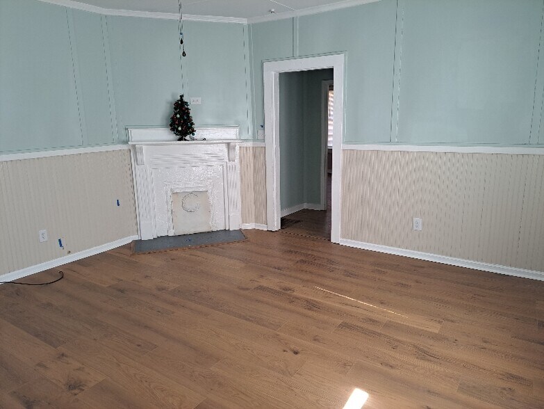 Building Photo - 1004 W 5th Ave