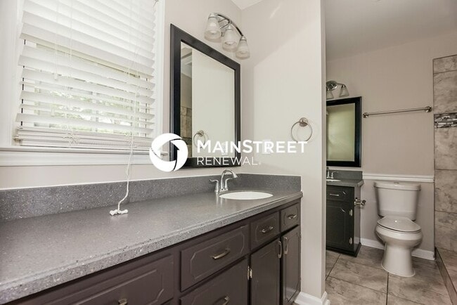 Building Photo - 4 Bedroom Pet-Friendly Home in Charlotte, NC with Main Street Renewal