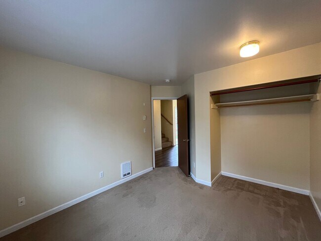 Building Photo - Spacious 3 Bedroom w/ Attached Garage