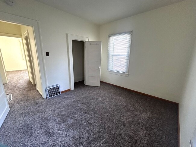 Building Photo - 18 8th Ave NW