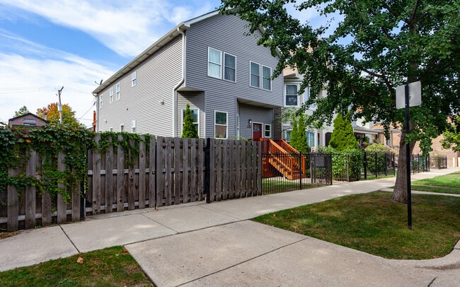 Primary Photo - 3138 N Sawyer Ave