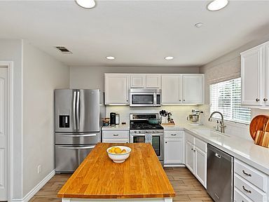 Building Photo - Recently updated, 3 bed 3 bath highly desi...