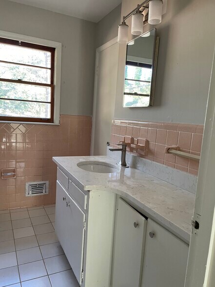 2nd Floor Bath - 2146 Cedarbrook Ct SE