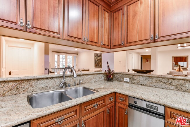 Building Photo - 11755 Montana Ave